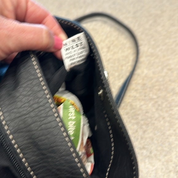 Nine West Crossbody/wristlet CB strap removable, pebbled black man-made leather - Picture 6 of 10